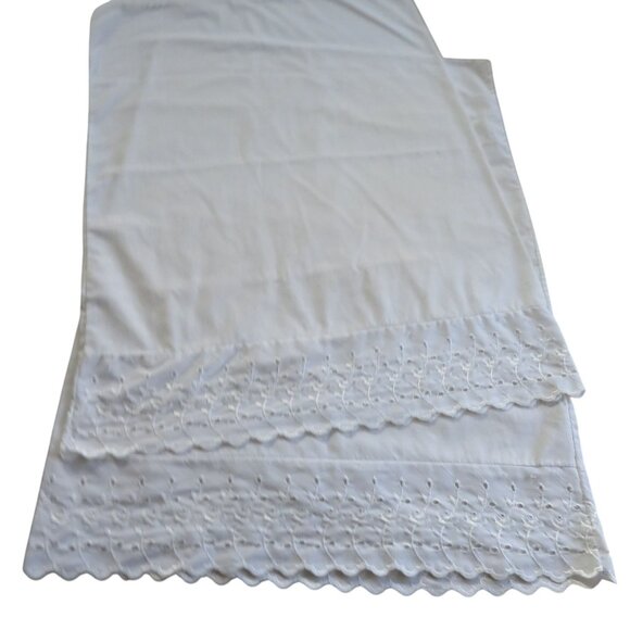 Vintage White Standard Pillowcases 2 Embroidered Scalloped Edges 20"x26" Cottage - Picture 2 of 10